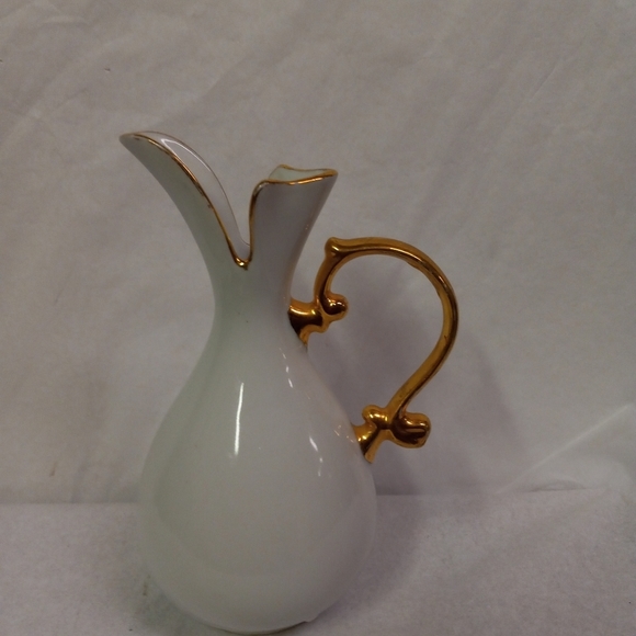 VINTAGE Pitcher Bud Vase White Porcelian Ceramic W/ Gold Trim SmallAsian Flowers - Picture 3 of 7